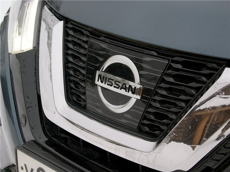 Nissan X-Trail 2018 фирменная эмблема