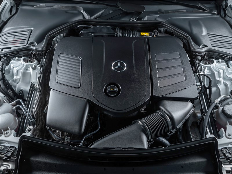 Mercedes-Benz C200 (2022) моторный отсек