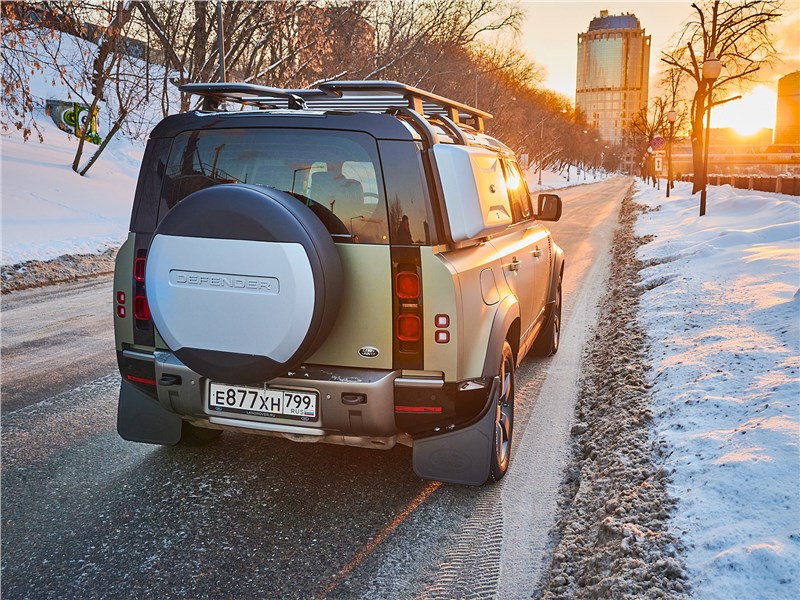 Land Rover Defender 110 (2020) вид сзади