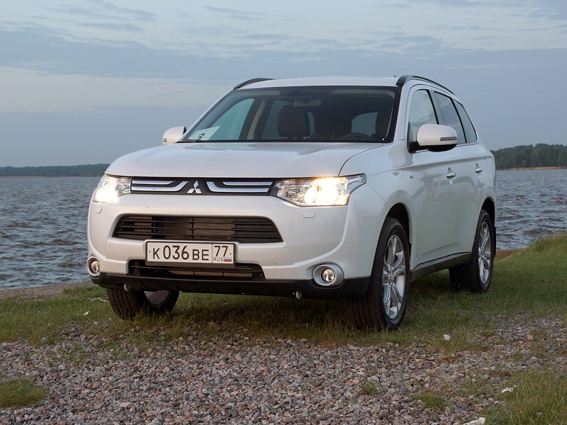 Mitsubishi Outlander 2013 вид спереди