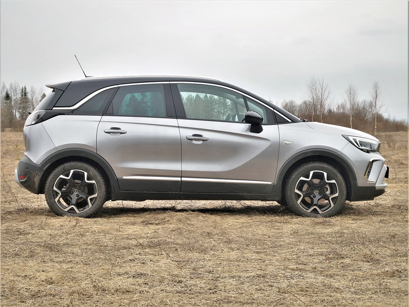 Opel Crossland (2021) вид сбоку