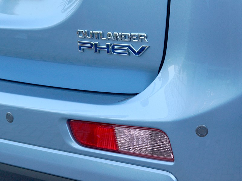 Mitsubishi Outlander PHEV 2014 вид сзади