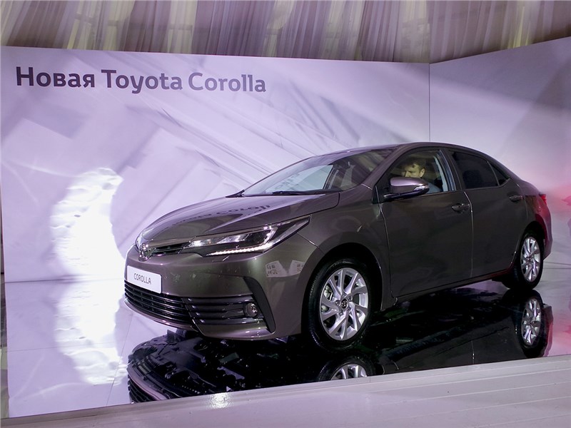 Toyota Corolla 2017 вид спереди сбоку