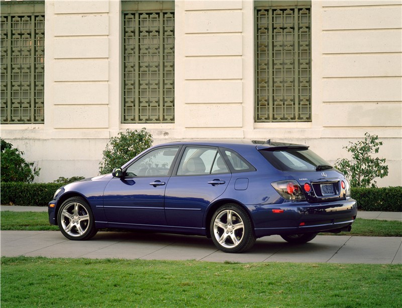 Lexus IS300 2001 универсал вид слева сзади