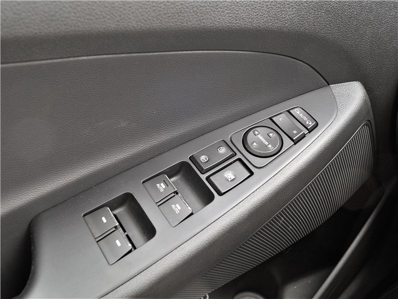 Hyundai Tucson 2019 кнопки на подлокотнике