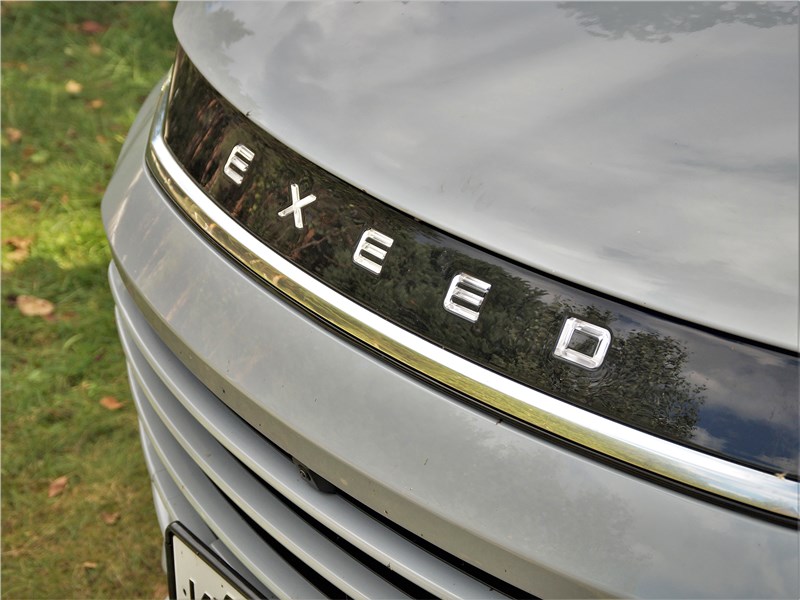 Exeed TXL (2022) логотип на капоте