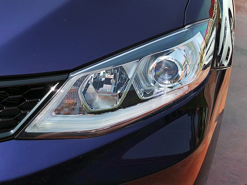 Nissan Tiida 2015 передняя фара