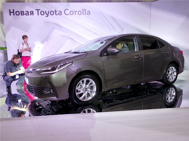 Toyota Corolla 2017 вид сбоку