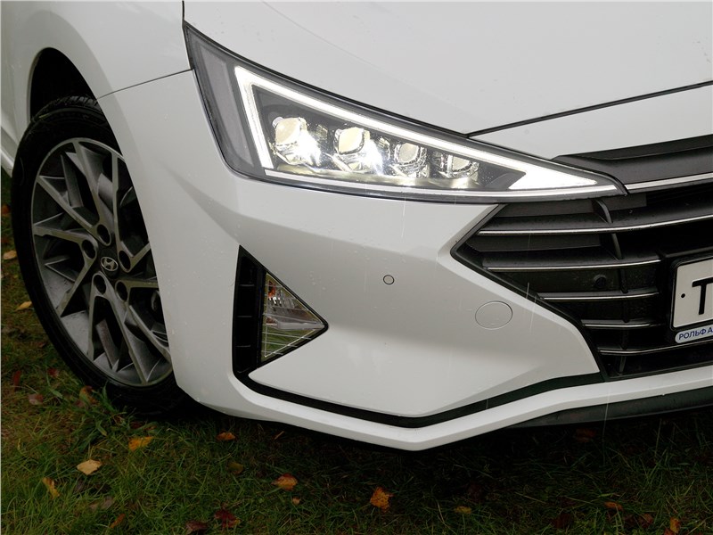 Hyundai Elantra 2019 передние фары