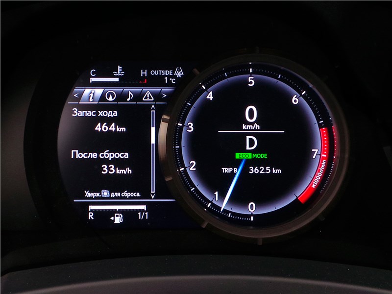 Lexus RC F Sport 2014 приборная панель