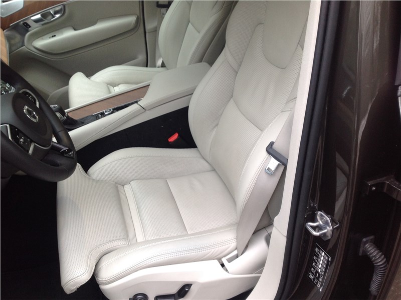 Volvo XC90 2015 передние кресла