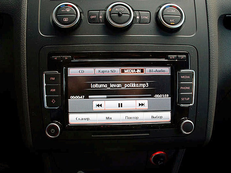 Volkswagen Touran 2011 экран мультимедиасистемы