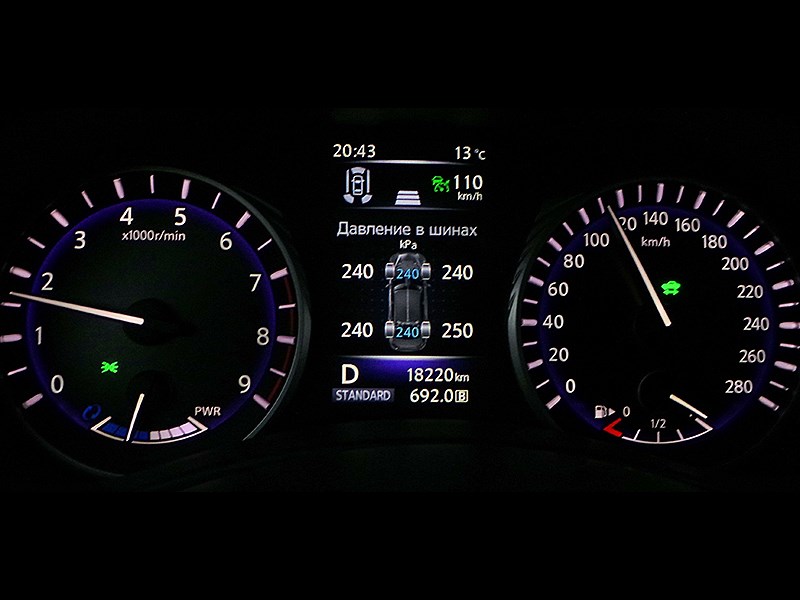 Infiniti Q50S Hybrid 2013 приборная панель