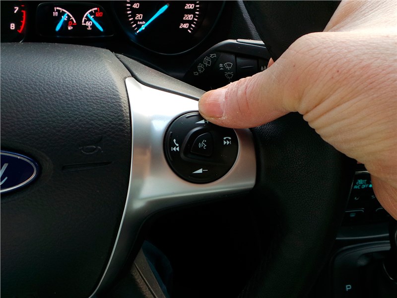 Ford Kuga 2013 кнопки увеличения громкости аудиосистемы 