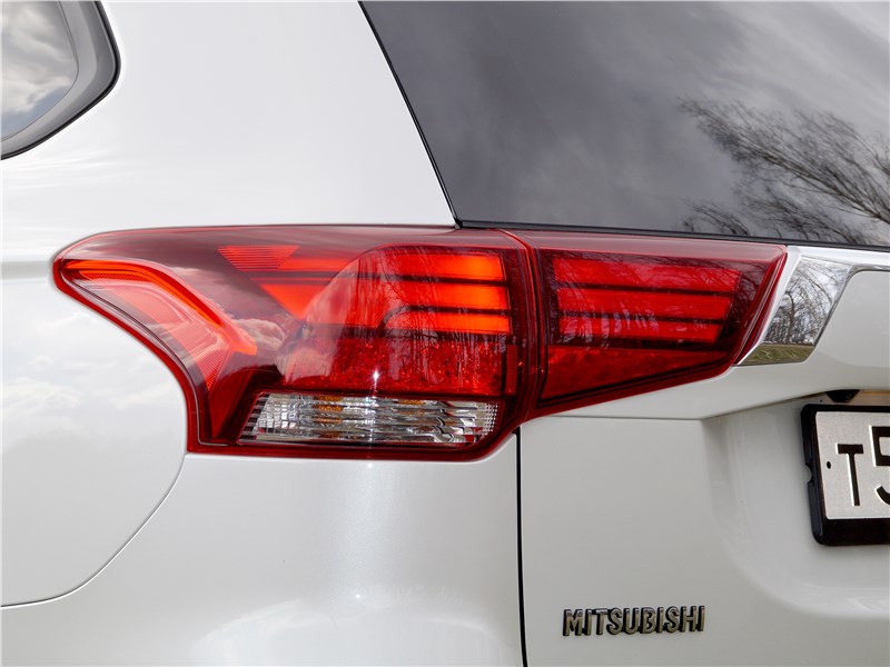 Mitsubishi Outlander 2016 задний фонарь