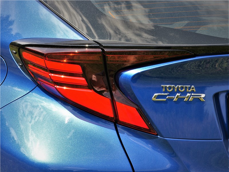 Toyota C-HR 2020 задний фонарь