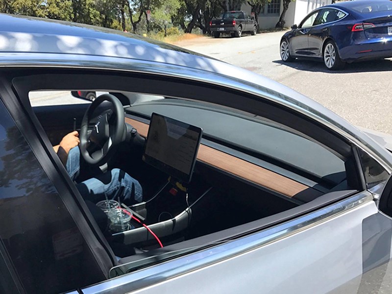 Tesla Model 3 получит минималистичный интерьер