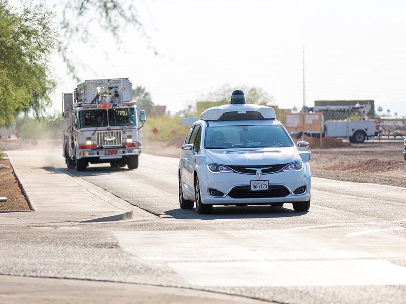 Автономные автомобили Google научатся пропускать «мигалки»