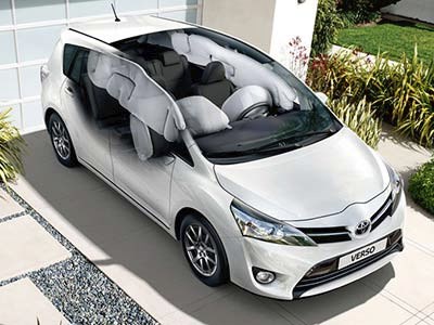 У автомобиля Toyota Verso появилась версия с панорамной крышей