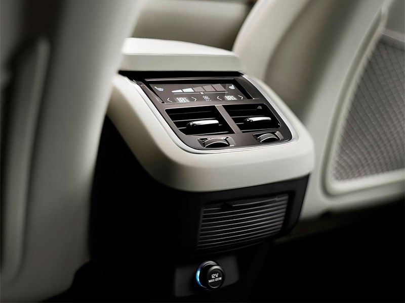 Volvo XC90 2015 климатическая установка для пассажиров задних рядов