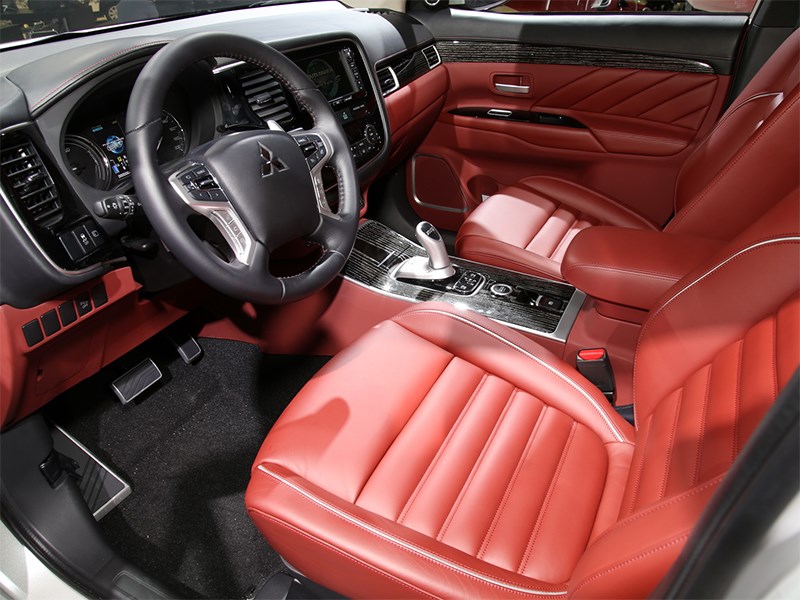 Mitsubishi Outlander PHEV Concept-S 2014 салон
