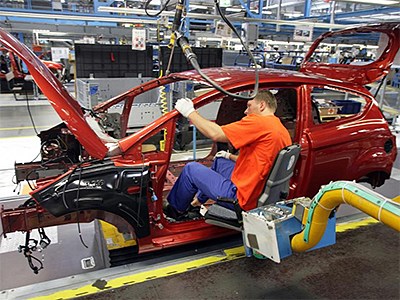 Производство автомобилей в РФ упало почти на 10%