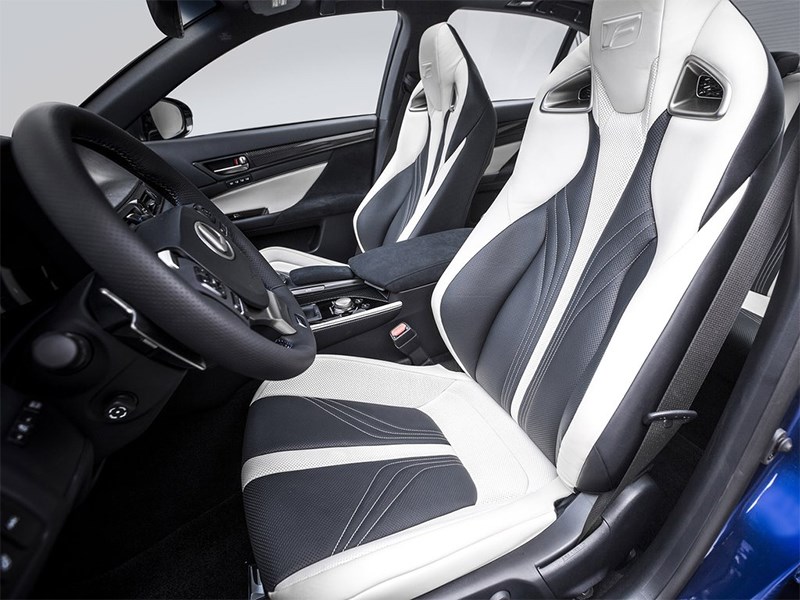Lexus GS F 2016 передние кресла