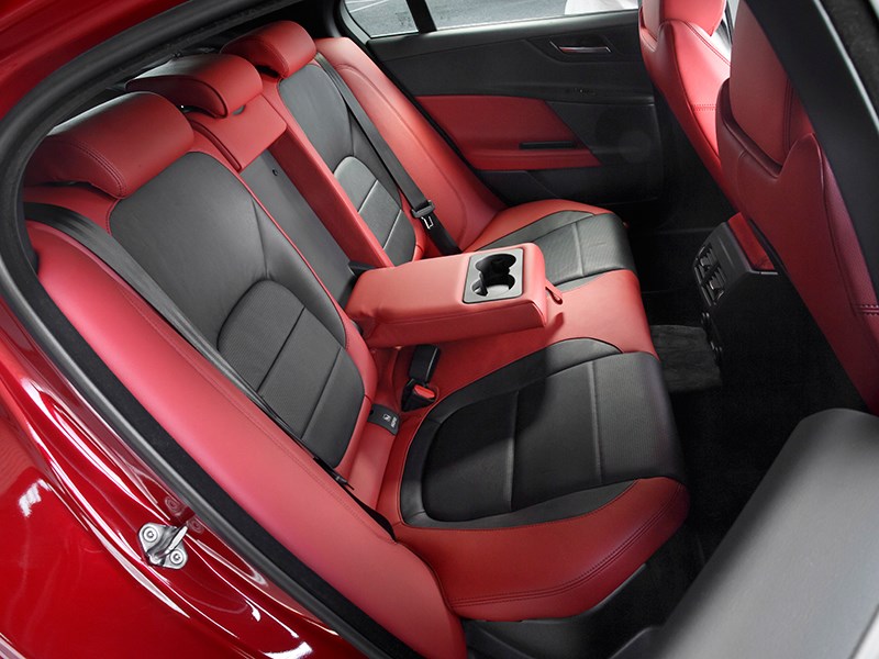 Jaguar XE 2015 задний диван