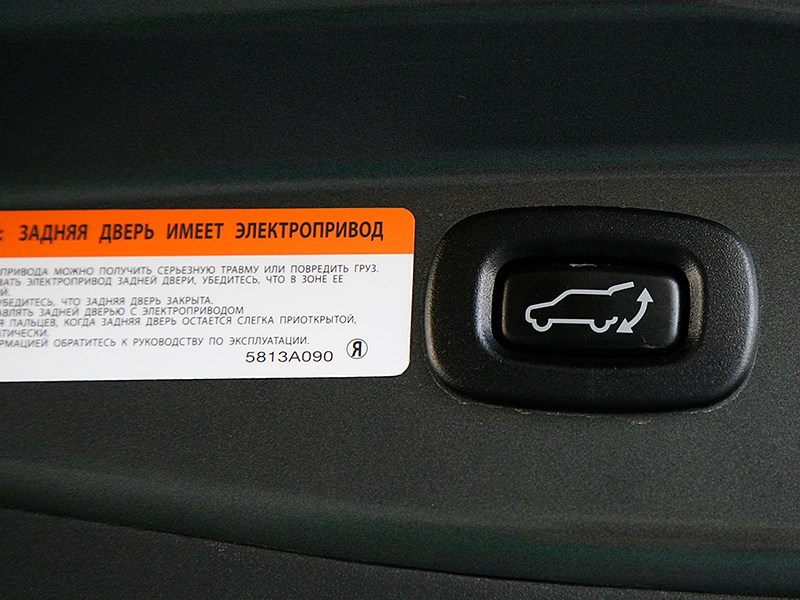Mitsubishi Outlander 2016 кнопка открывания багажника