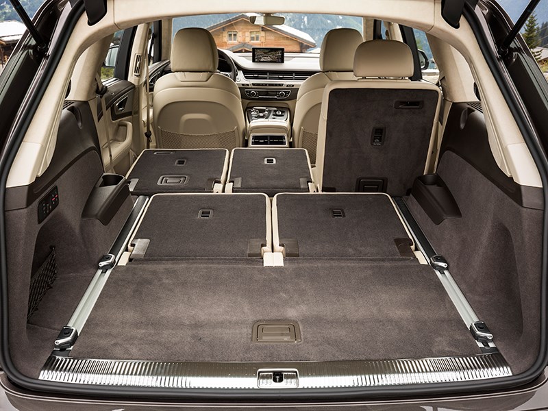 Audi Q7 2015 багажное отделение 