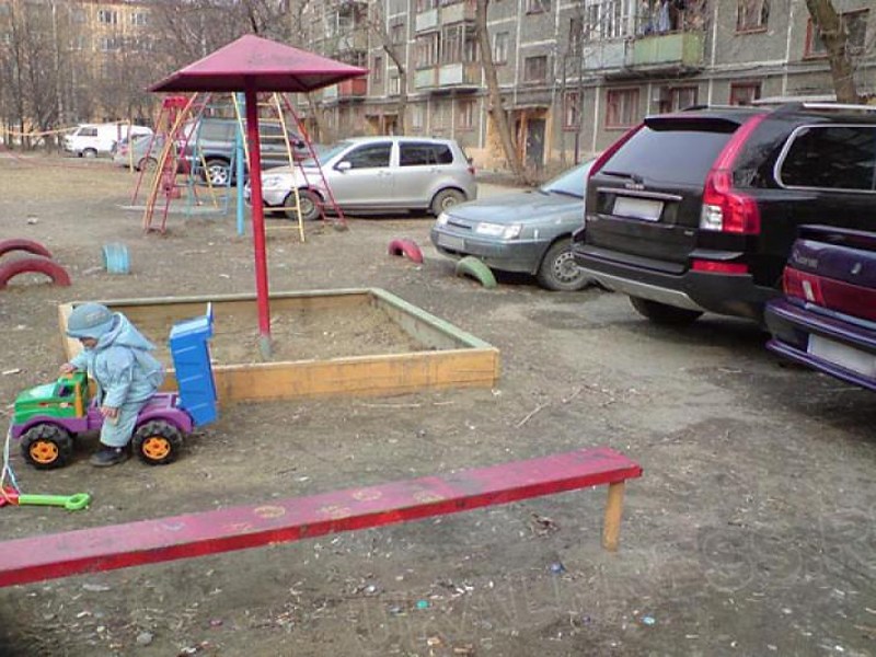 За парковку на детских площадках будут серьезно наказывать