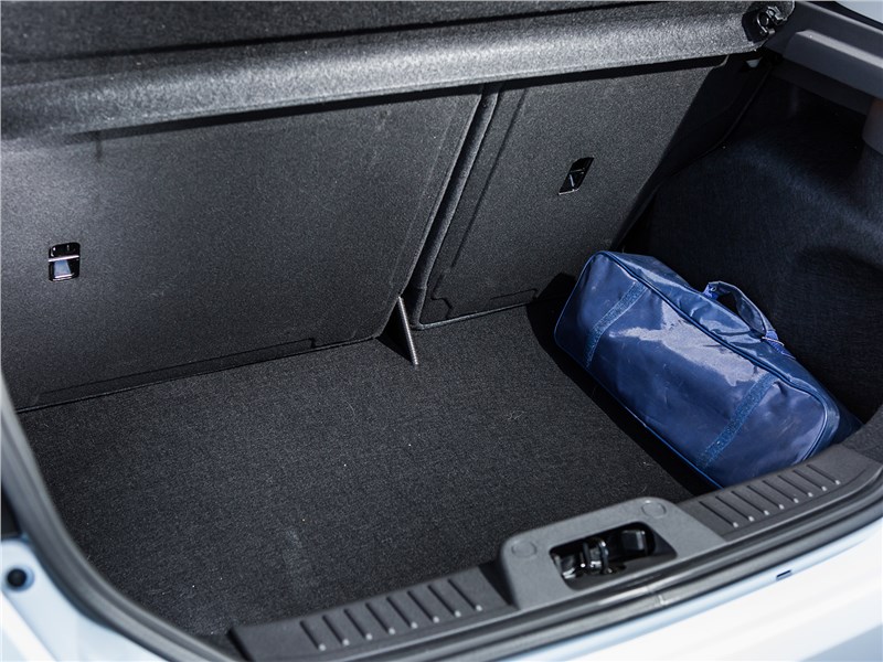 Ford Fiesta sedan 2015 багажное отделение