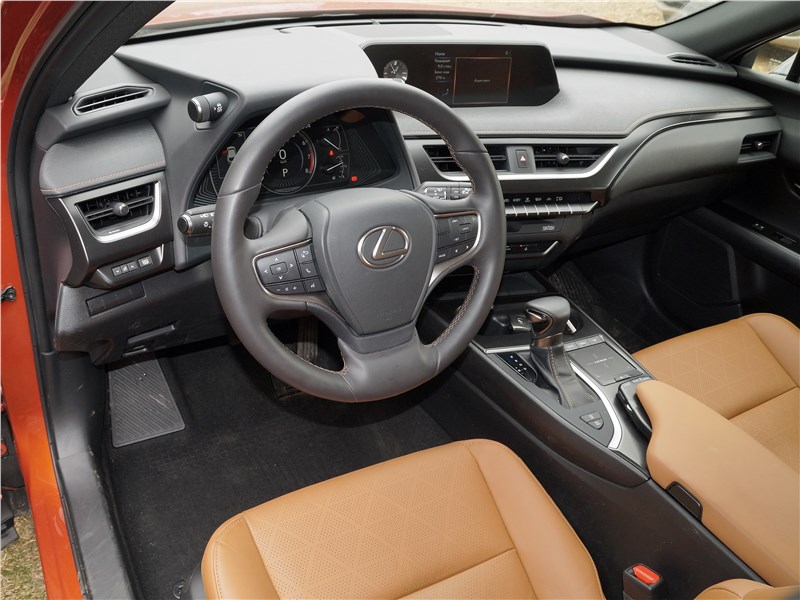 Lexus UX 200 2019 салон