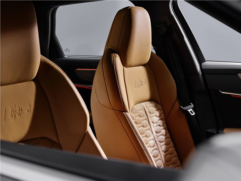 Audi RS6 Avant 2020 передние кресла