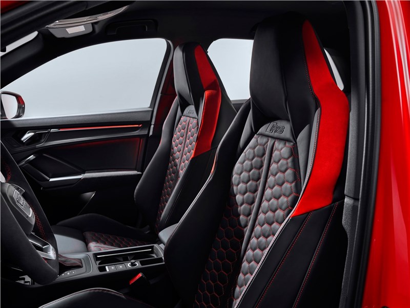 Audi RS Q3 2020 передние кресла
