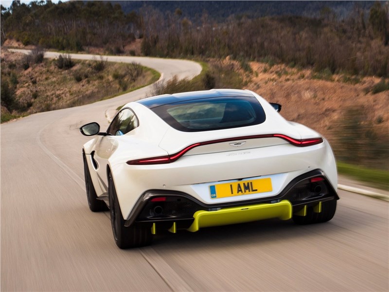 Aston Martin Vantage 2019 вид сзади