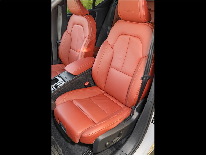 Volvo XC40 2018 передние кресла