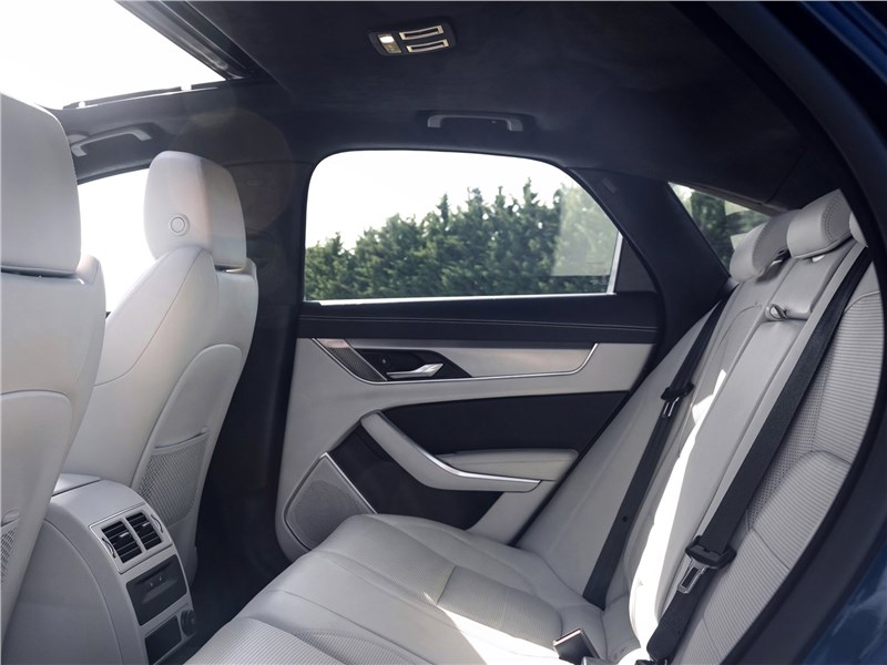 Jaguar XF (2021) задний диван