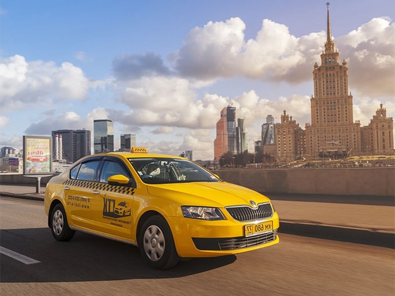 Мишустина просят ужесточить правила работы в такси для иностранцев