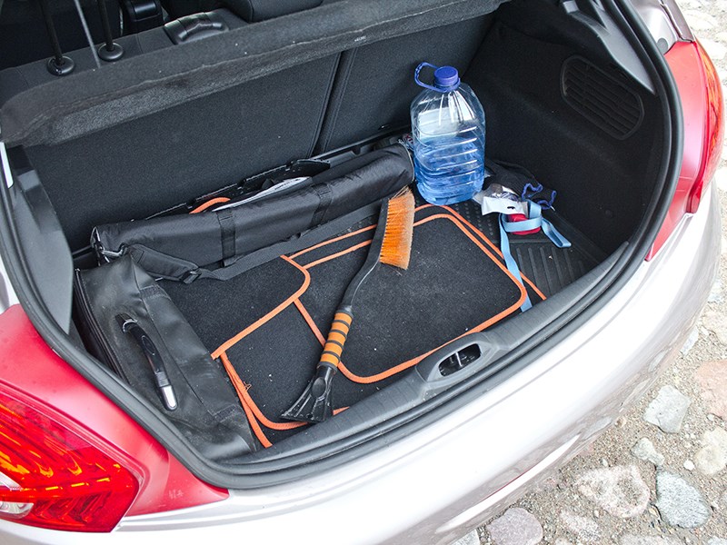 Peugeot 208 2013 багажное отделение