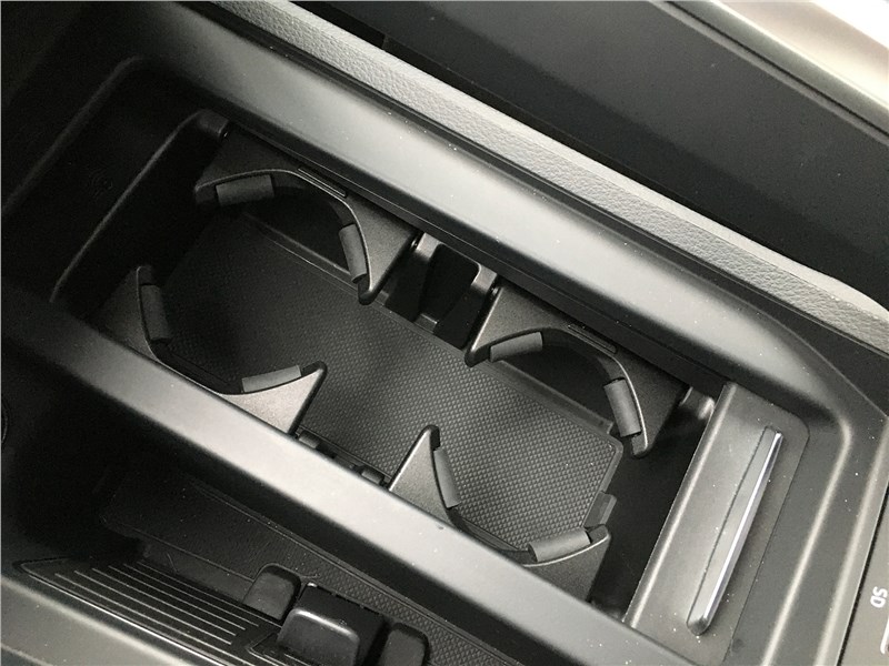 Audi e-tron (2020) центральный тоннель