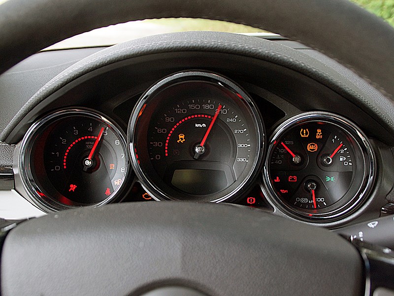 Cadillac CTS-V 2009 приборная панель