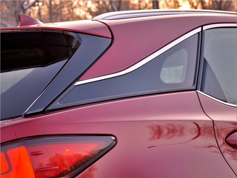 Lexus RX (2020) «парящая» крыша
