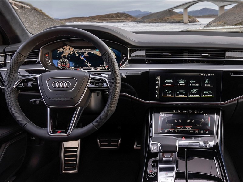 Audi A8 (2022) водительское место