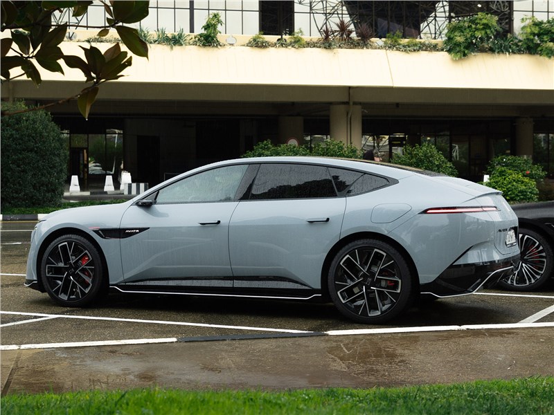 Avatr 12 (2025) вид сбоку