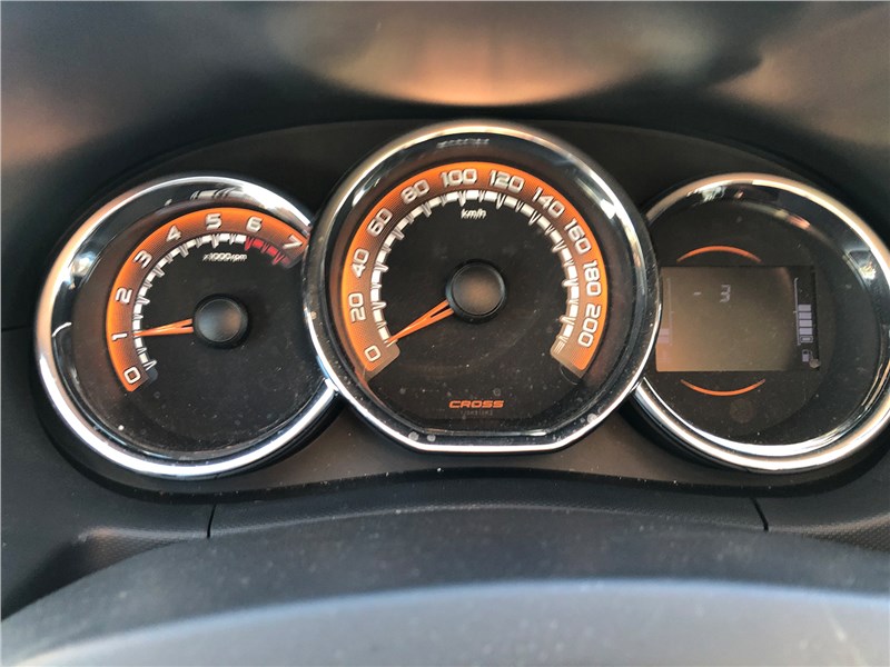 Lada Largus Cross (2021) приборная панель