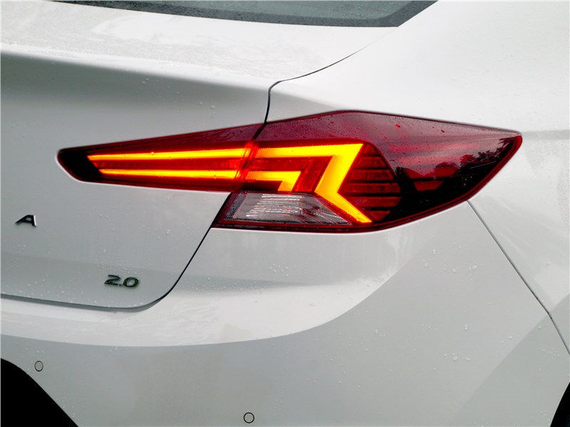 Hyundai Elantra 2019 задний фонарь