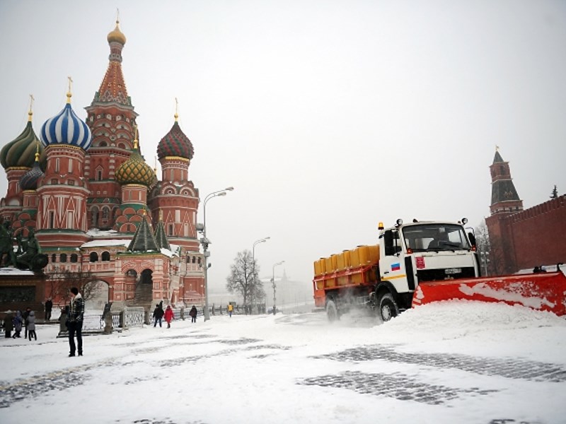 Медведев поручил провести инструктаж с водителями во время снегопада
