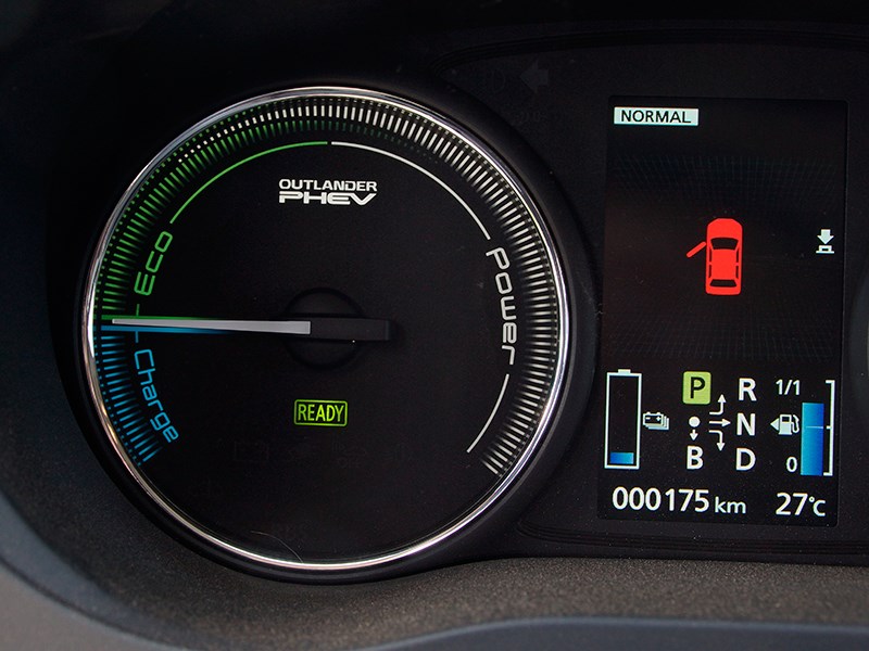 Mitsubishi Outlander PHEV 2014 приборная панель