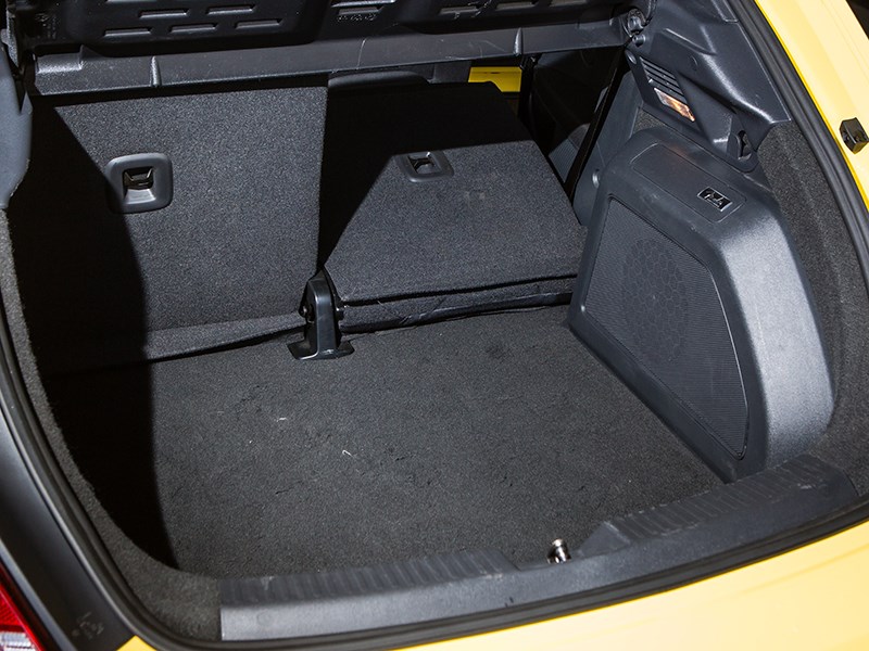 Volkswagen Beetle 2015 багажное отделение